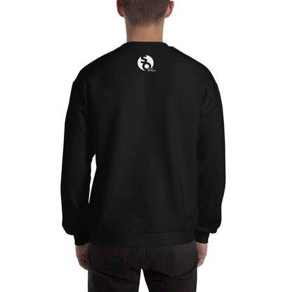 Hombre con sudadera negra con logo SO Wear en espalda