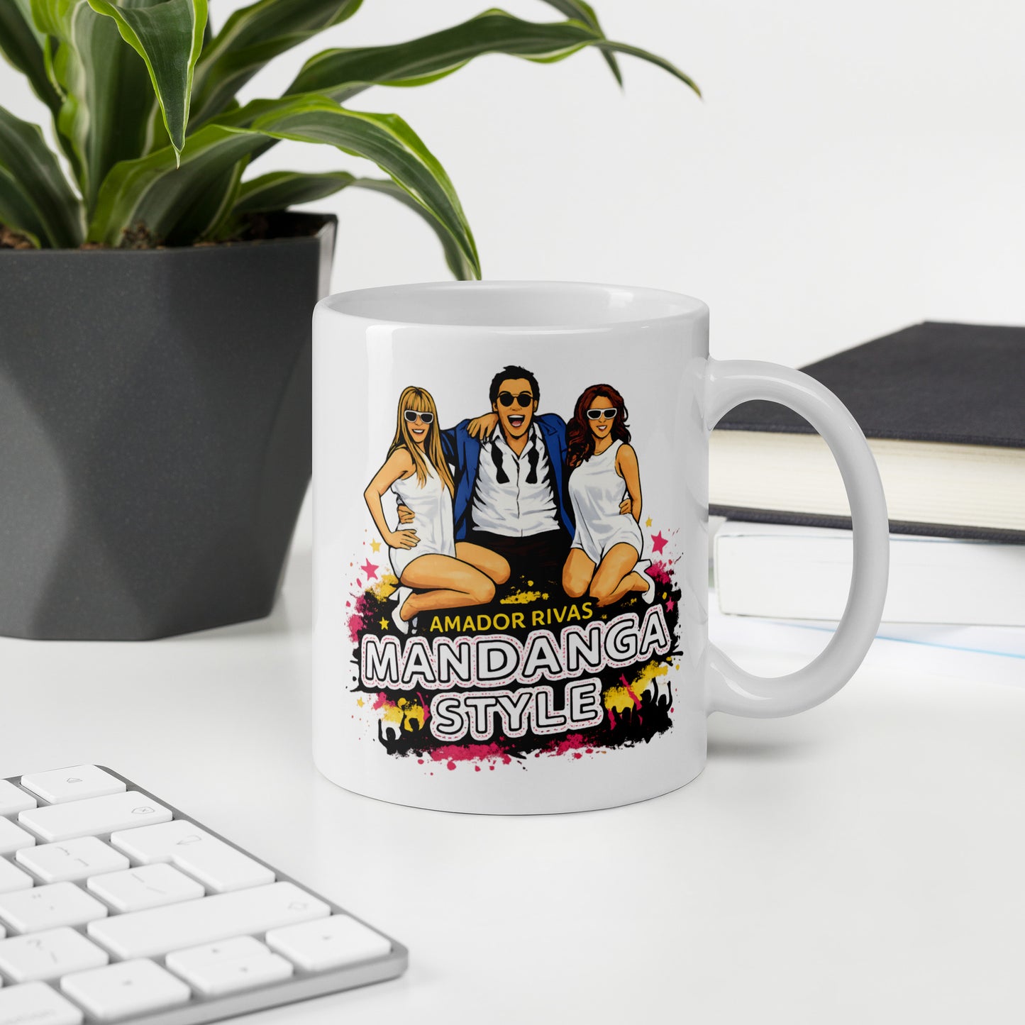 Taza Mandanga Style de Amador Rivas sobre escritorio