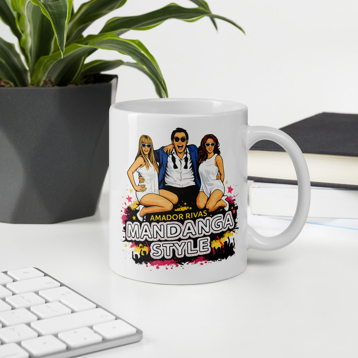 Taza Mandanga Style de Amador Rivas sobre escritorio