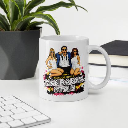 Taza Mandanga Style de Amador Rivas sobre escritorio