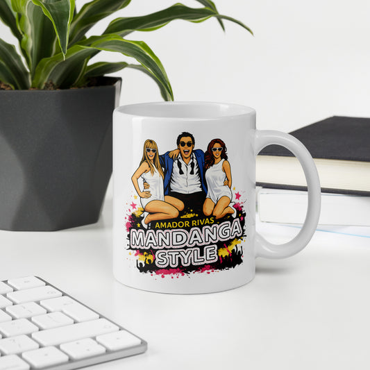 Taza Mandanga Style de Amador Rivas sobre escritorio