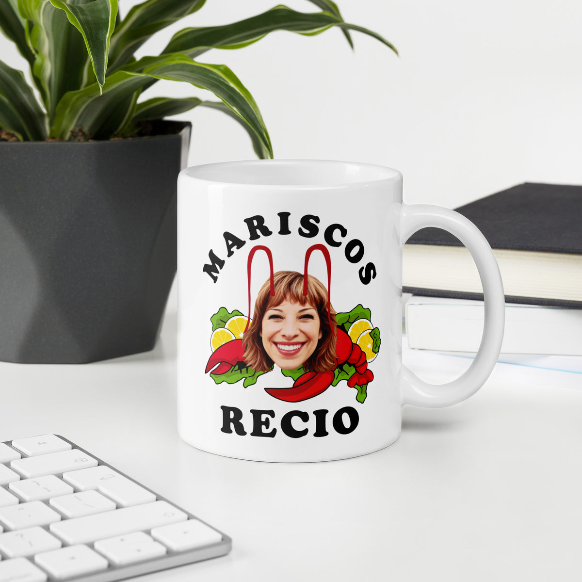 Taza blanca Mariscos Recio con Berta de La que se avecina en escritorio