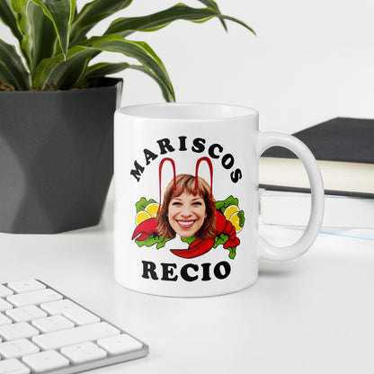 Taza blanca Mariscos Recio con Berta de La que se avecina en escritorio