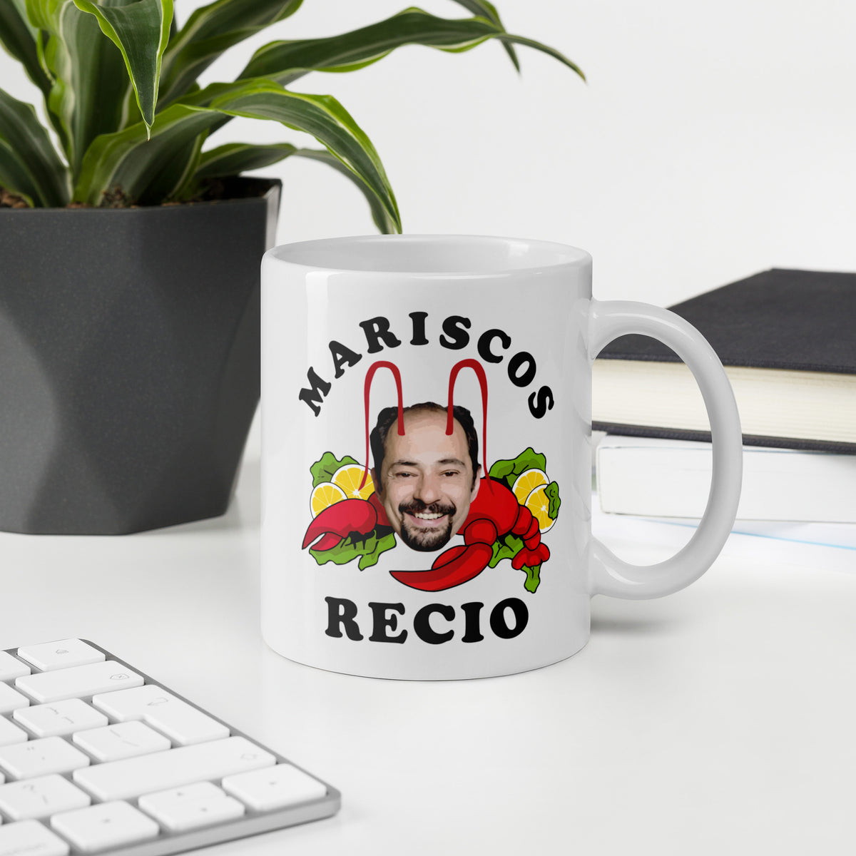 Taza blanca Mariscos Recio de La que se avecina en escritorio