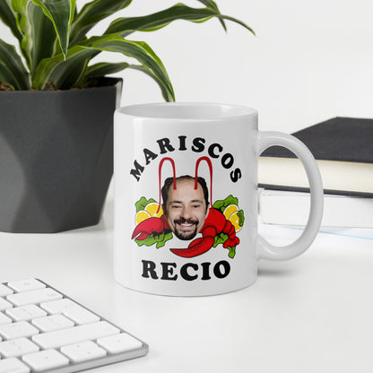 Taza blanca Mariscos Recio de La que se avecina en escritorio