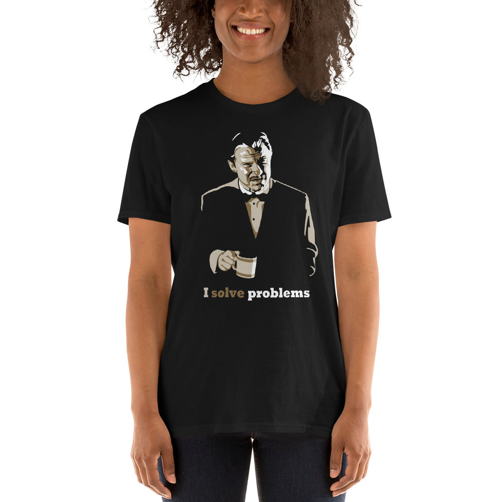 mujer con camiseta de mr wolf de pulp fiction en color negro