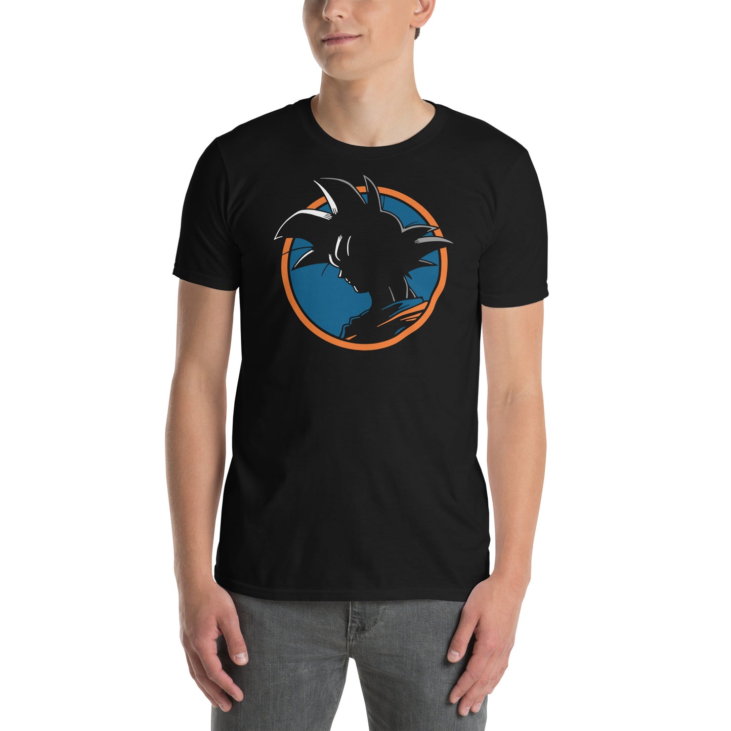 hombre con camiseta de goku de bola de dragon en color negro