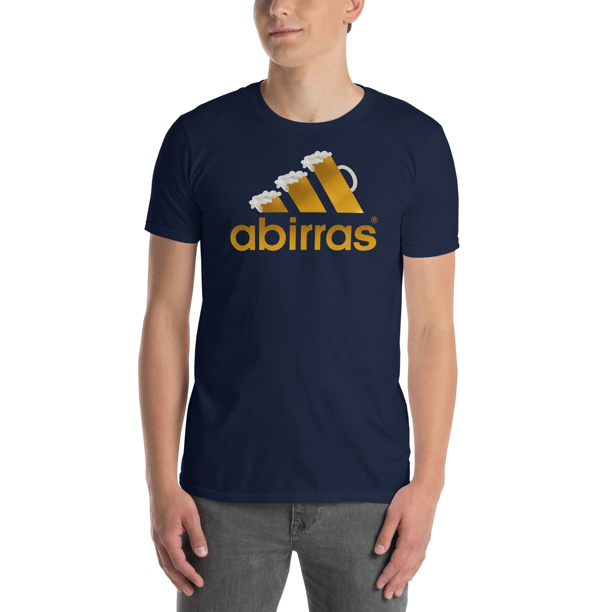 hombre con camiseta abirras en color azul marino