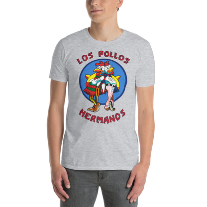 hombre con camiseta de los pollos hermanos de breaking bad en color gris