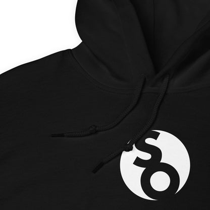 detalle de sudadera con capucha con logo so de siempre original en color negro