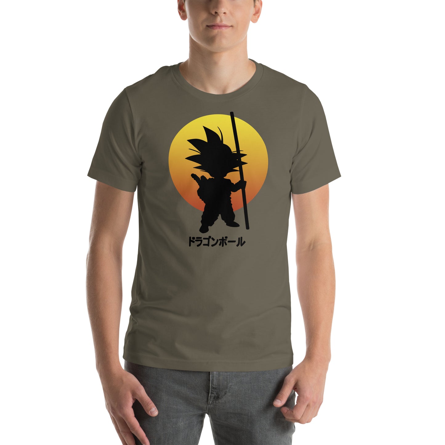 hombre con camiseta de goku de bola de dragon en color verde militar