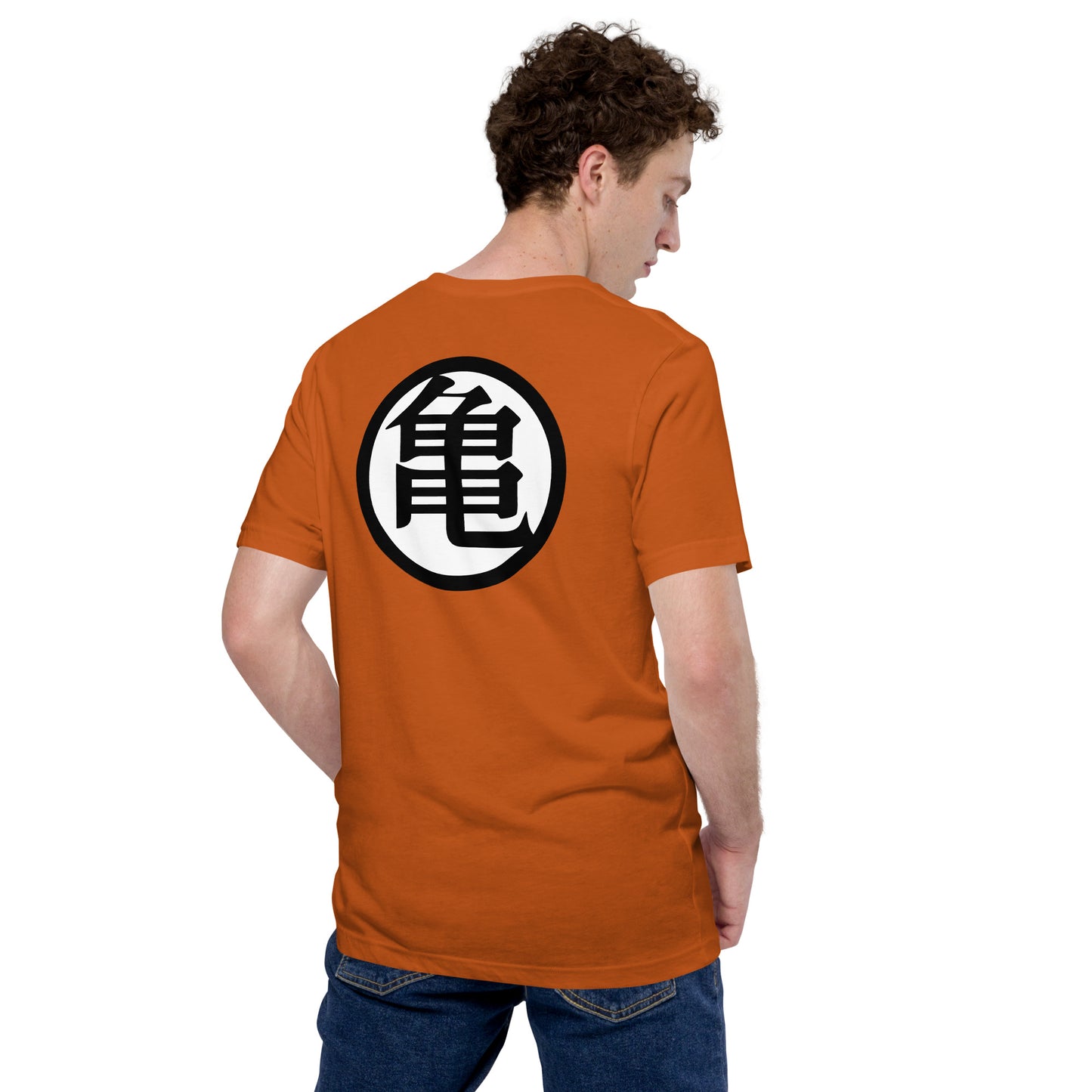 hombre con camiseta del uniforme de goku de bola de dragon en color naranja