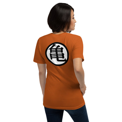 mujer con camiseta del uniforme de goku de bola de dragon en color naranja