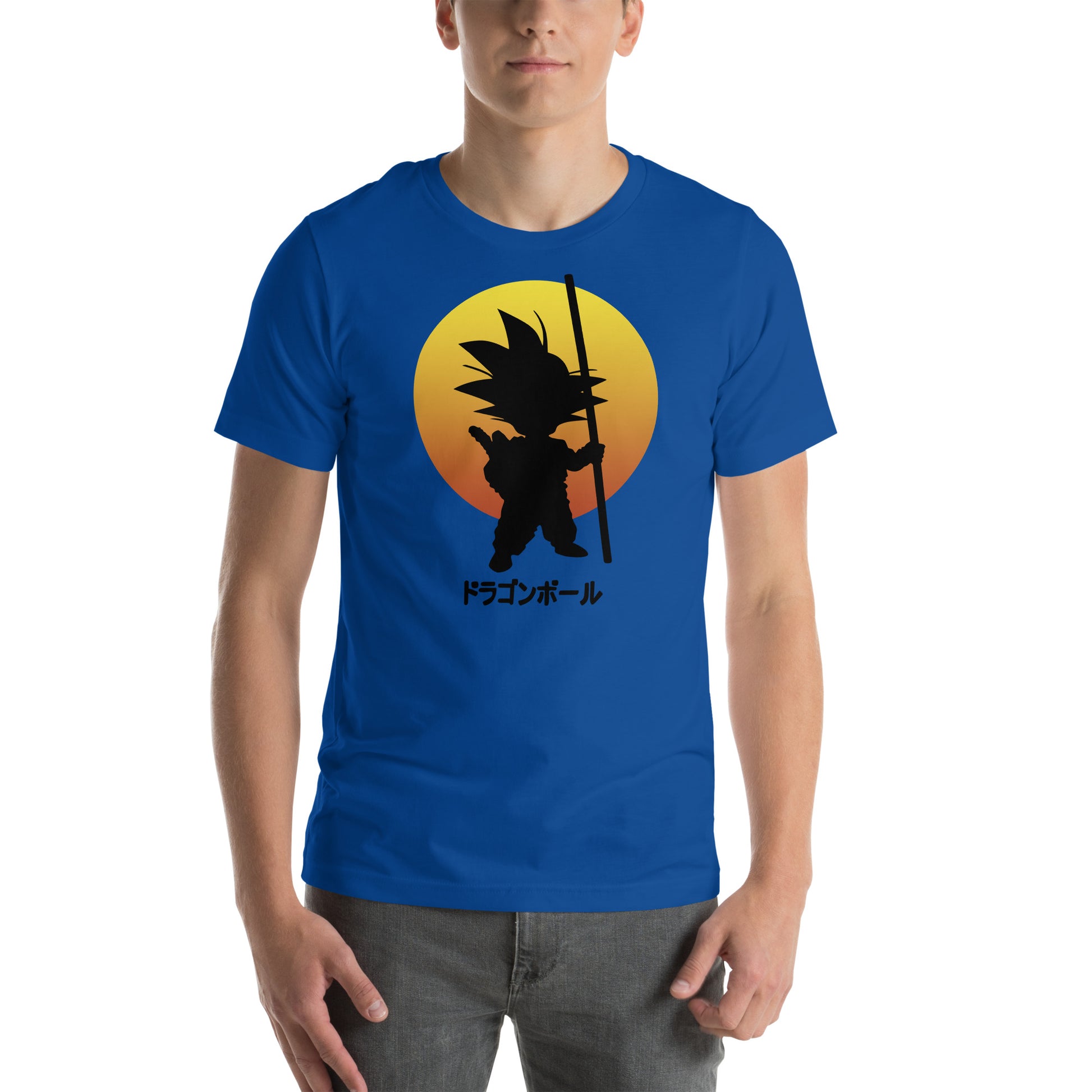 hombre con camiseta de goku de bola de dragon en color azul royal