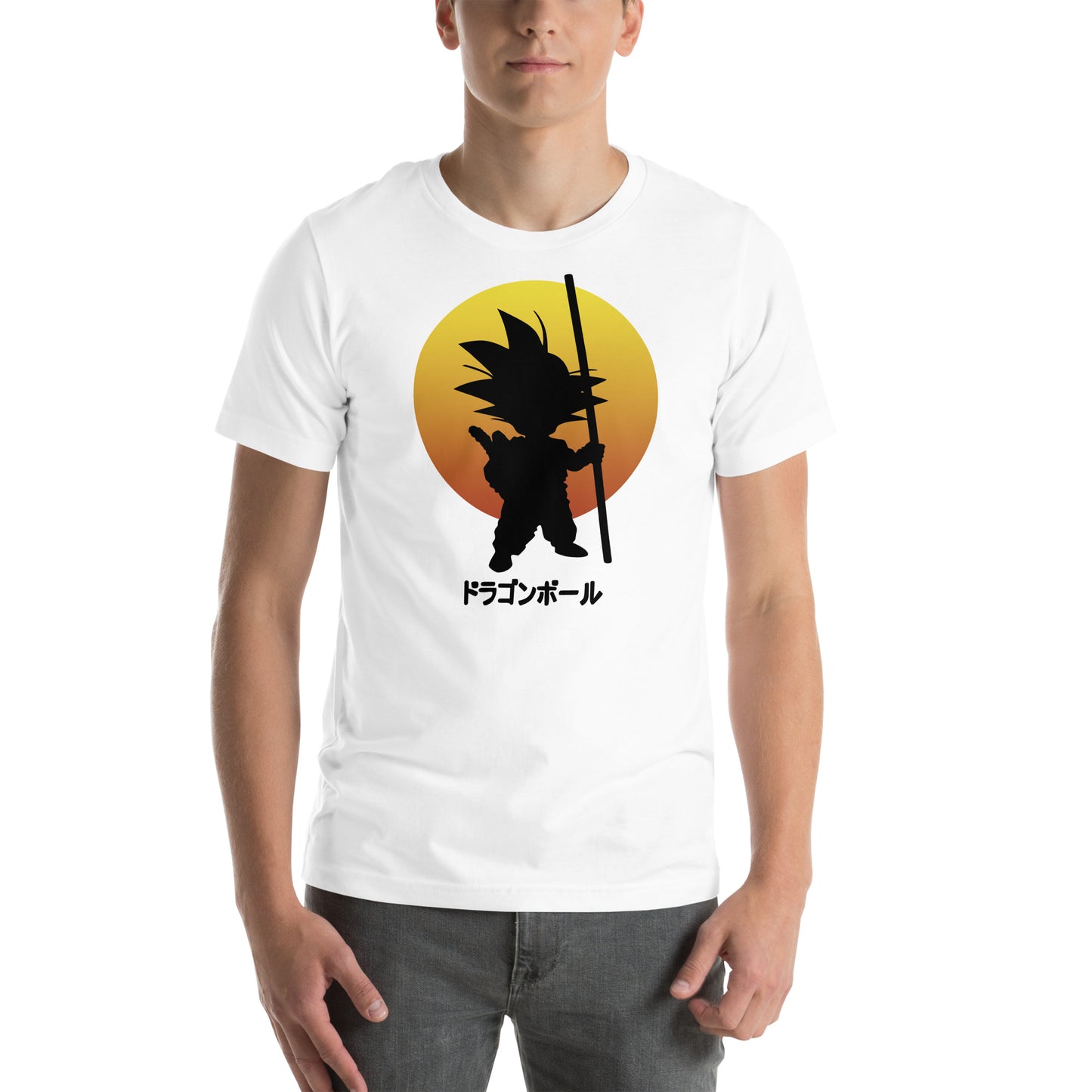 hombre con camiseta de goku de bola de dragon en color blanco