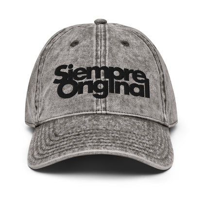 Chica con Gorra Vintage con logo Siempre Original bordado. Color Gris.