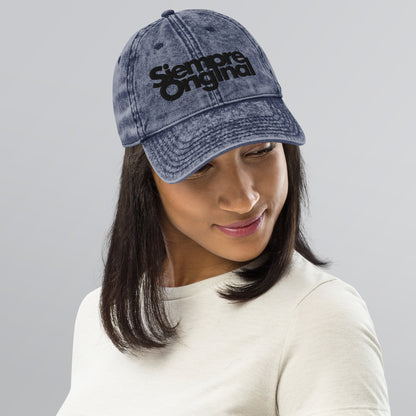 Chica con Gorra Vintage con logo Siempre Original bordado. Color Azul.