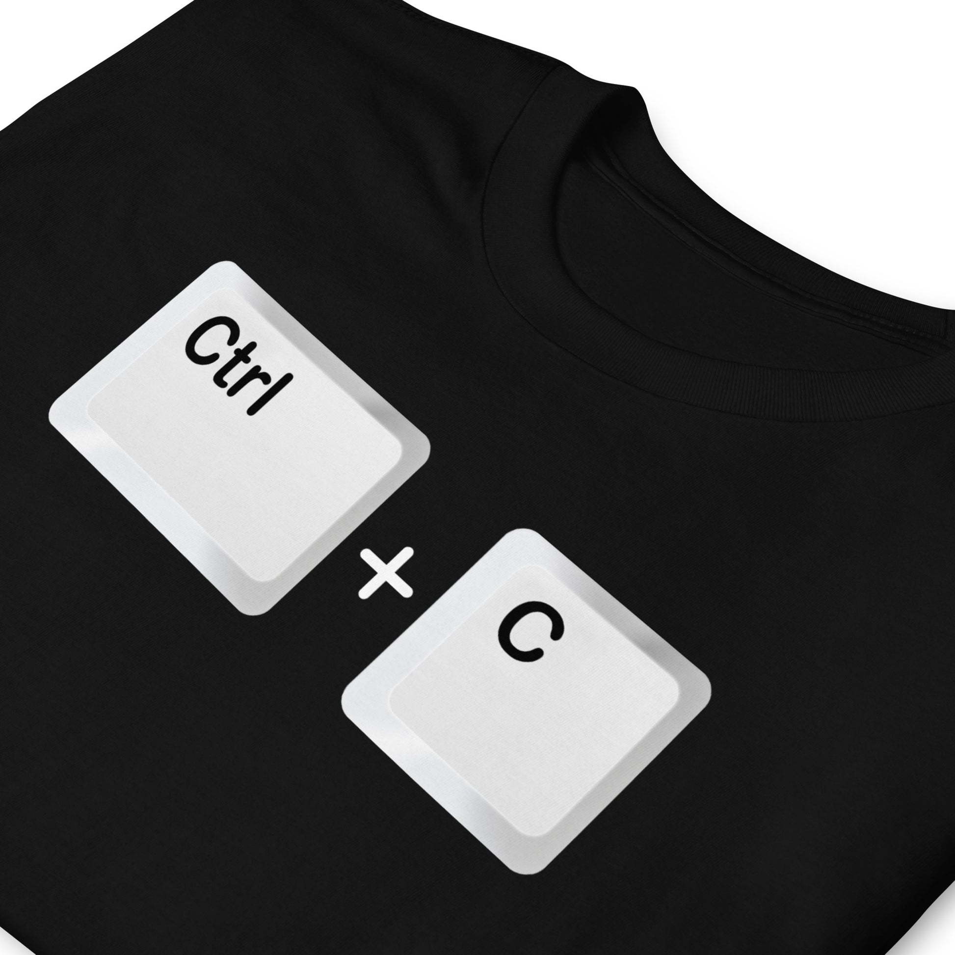 detalle de camiseta ctrl c en color negro