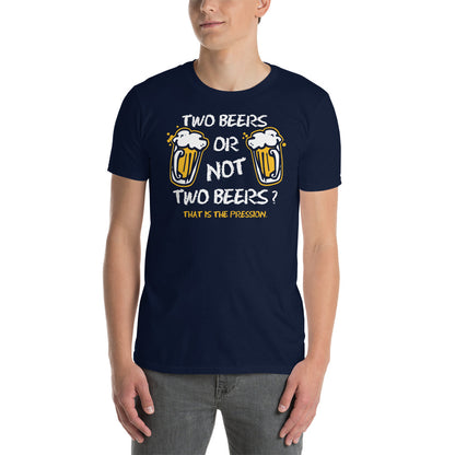 hombre con camiseta two beers or not two beers en color azul marino